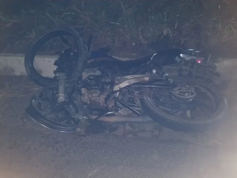 Acidente deixa uma pessoa morta e duas feridas na BR-104, entre Lagoa de Roça e Esperança