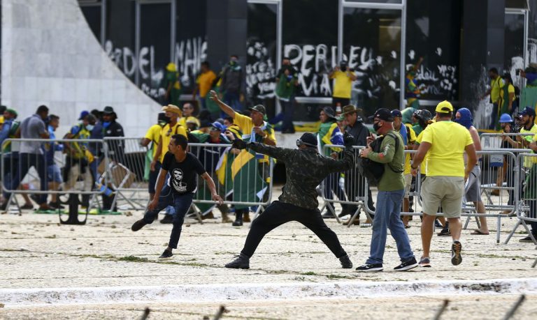 Ministro Alexandre de Morais decide soltar mais de 137 presos por atos golpistas, em Brasília