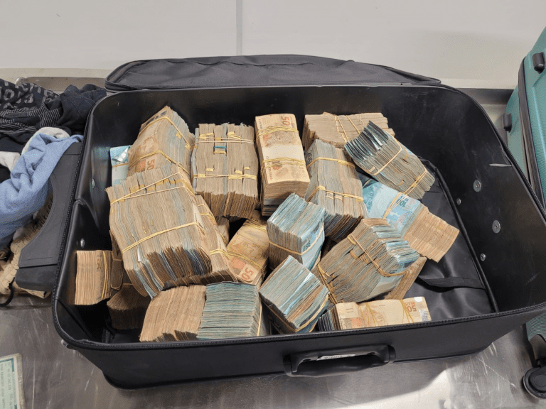 Preso com R$ 2 milhões em malas revela dono do dinheiro e diz que recebeu R$ 1.500