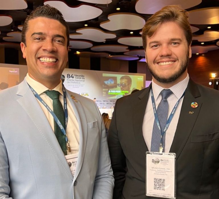 Bruno posta foto com prefeito de Caruaru e brinca sobre quem faz o Maior São João do Mundo
