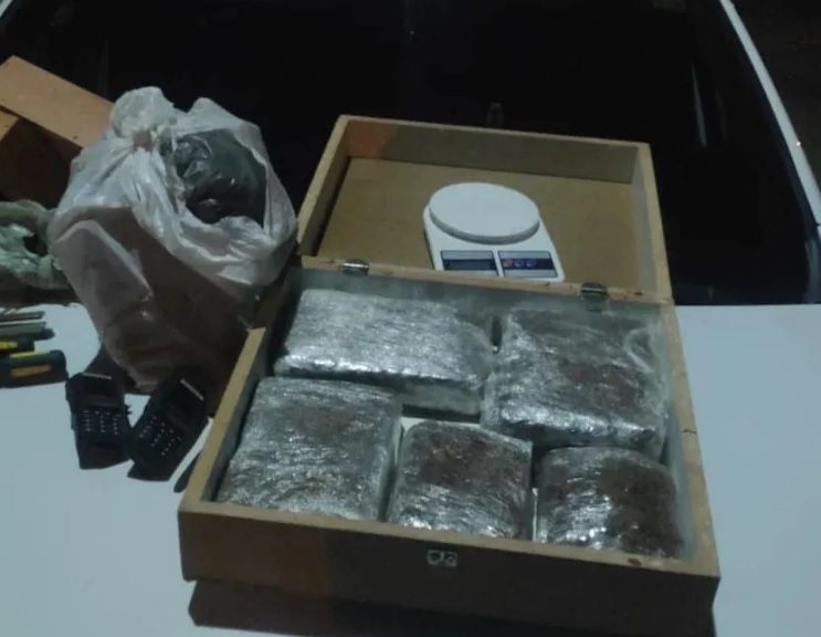 Delivery da droga: Homem é preso com 10kg de droga e carro que era usado para entregas, em CG