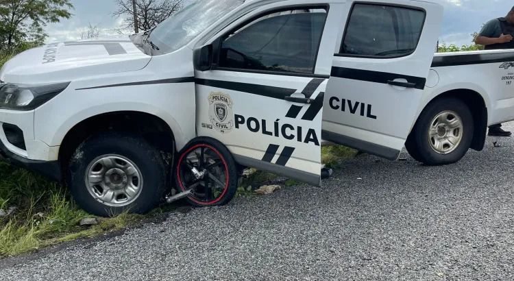 Viatura da Polícia Civil bate em moto e mata homem, no Sertão