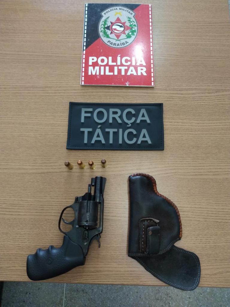 Arma de fogo é apreendida em conveniência de posto, em Campina Grande