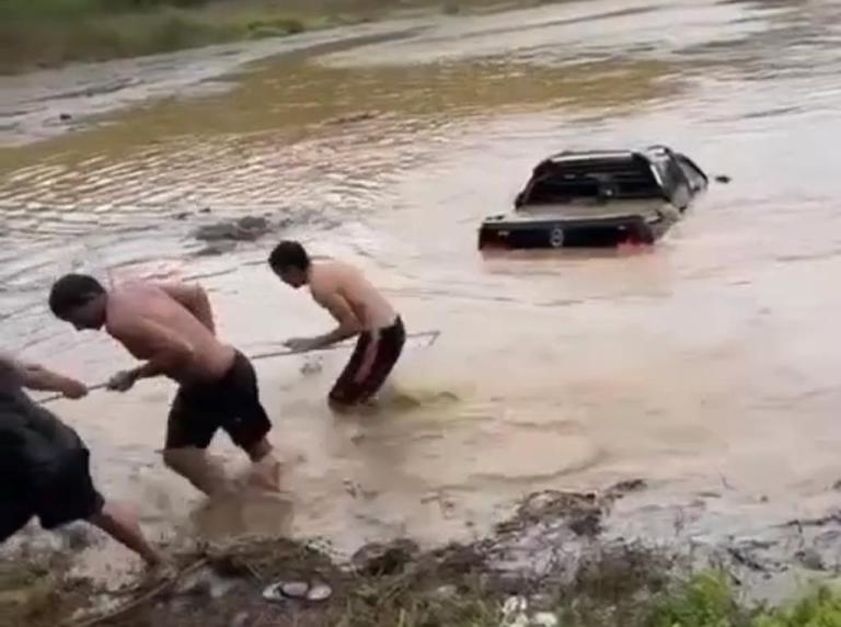 CHUVAS: Carro é arrastado para dentro de açude, em Boqueirão