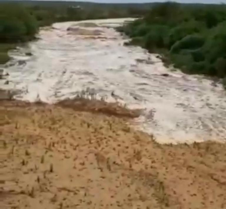 CENA DO FINAL DE SEMANA: Cheia inunda rio seco no Cariri paraibano