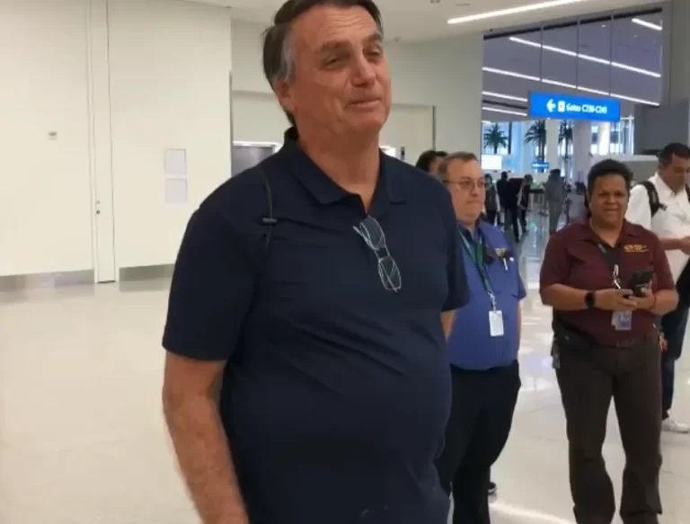 Bolsonaro chega ao Brasil após passar três meses nos Estados Unidos