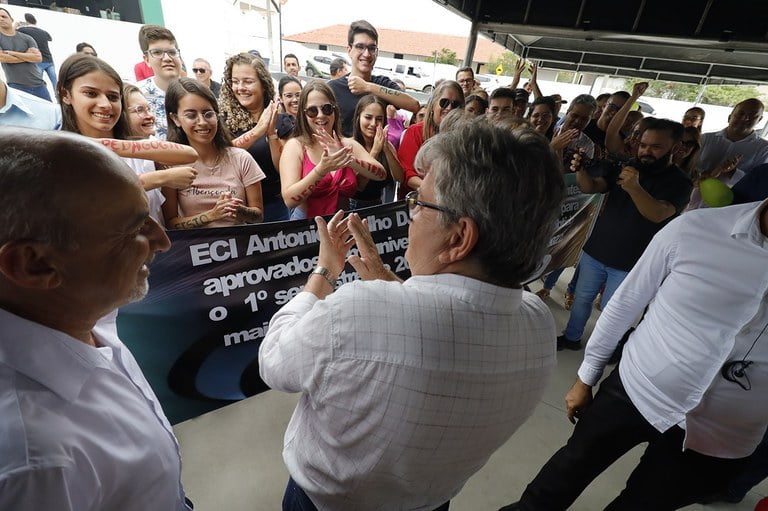 João Azevêdo entrega travessias urbanas durante visita ao Curimataú paraibano