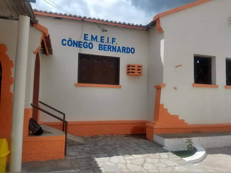 Adolescente de 12 anos esfaqueia colega de escola em Coremas após abraçar e beijar vítima