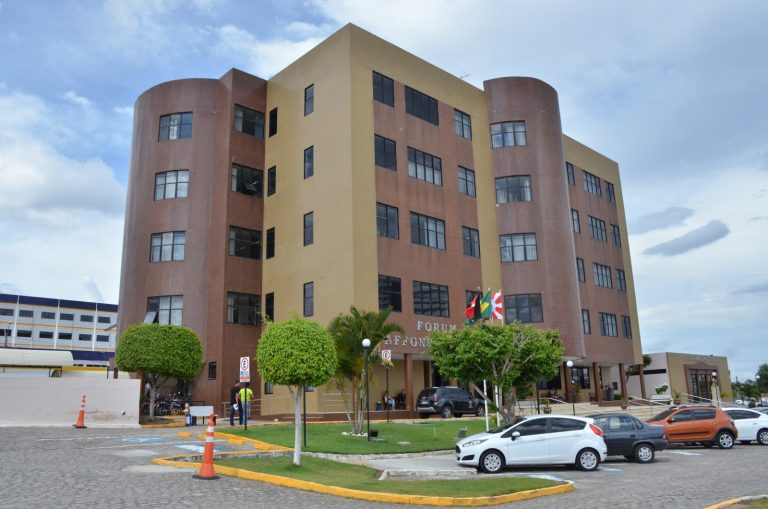 Justiça manda soltar falsa advogada presa durante sessão em CG