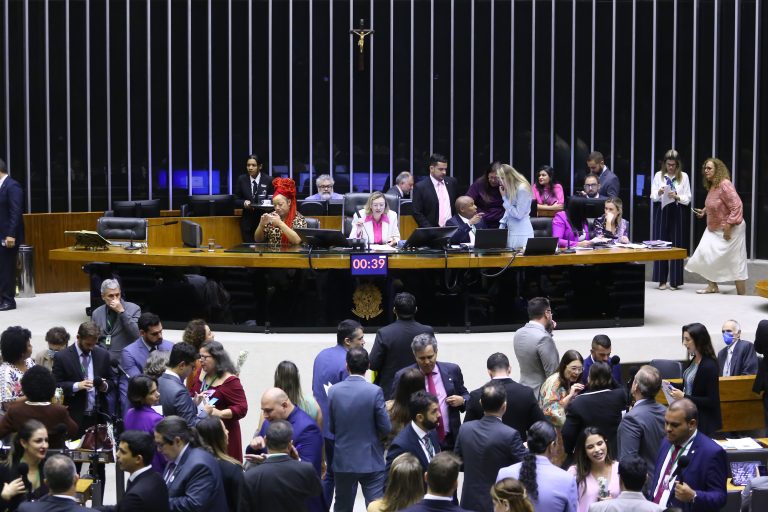 Câmara dos Deputados aprova projeto que garante pensão para filhos de vítimas de feminicídio