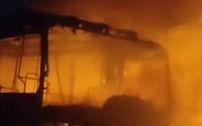 Ônibus escolar da PB é incendiado por criminosos no RN