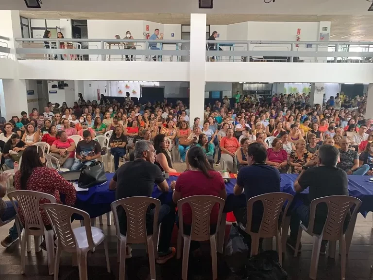 Professores da rede municipal de ensino adiam início de greve em CG