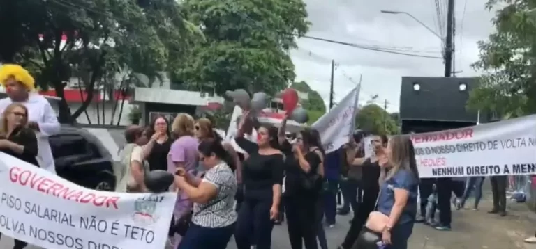 Enfermeiros protestam na Secretaria de Saúde do Estado contra fim de gratificações