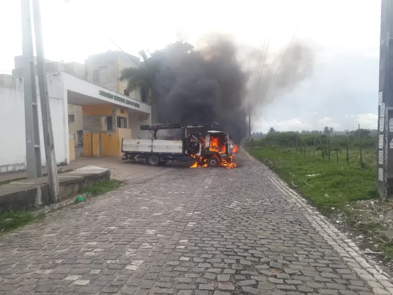 “Vamos tocar fogo em várias parte das escolas da Paraíba e fuzila tudo”, afirma nota supostamente assinada por facção que ataca o RN
