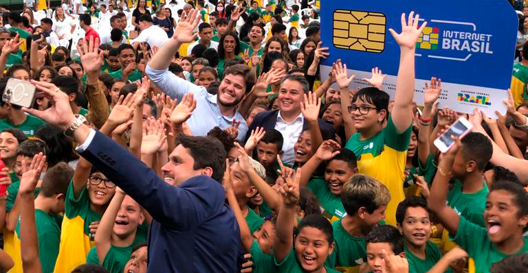 Ministro das Comunicações entrega mil chips com internet à crianças e jovens de CG
