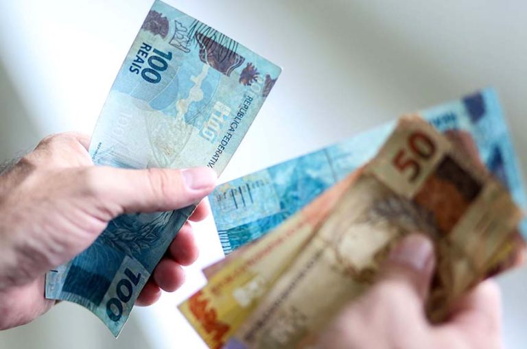 Trabalhadores nascidos em maio e junho recebem abono salarial nesta segunda-feira (17)