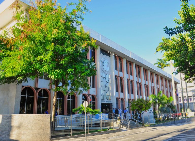 Reajuste salarial de até 32% para servidores da Assembleia da PB é publicado