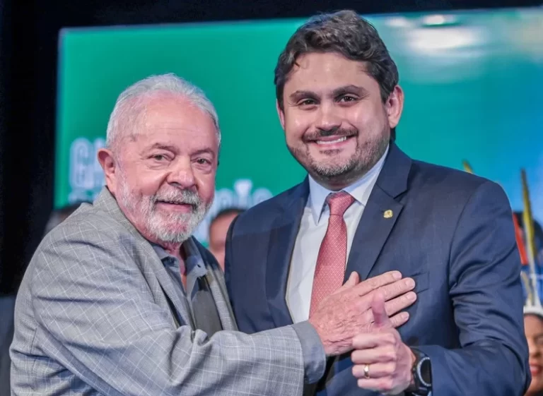 Ministro das Comunicações do Governo Lula visita CG para entrega de mil chips para alunos da rede municipal