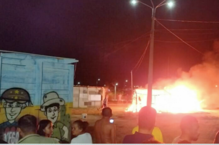 Barracas de lanches ficam destruídas após incêndio em feira de CG
