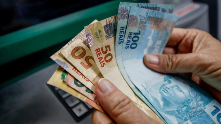 Aposentados e pensionistas do INSS terão 13º salário antecipado