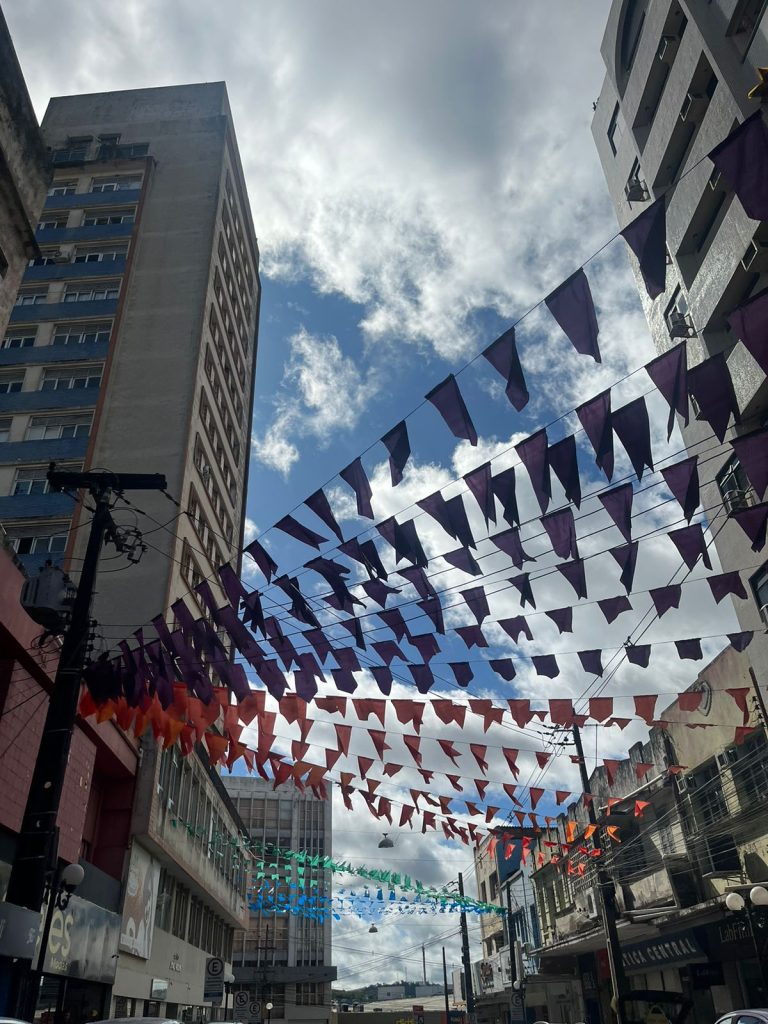 Centro de Campina Grande começa a ser ornamentado para o São João