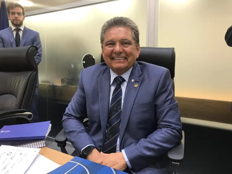 Adriano Galdino cobra participação presencial de deputados nas sessões da ALPB