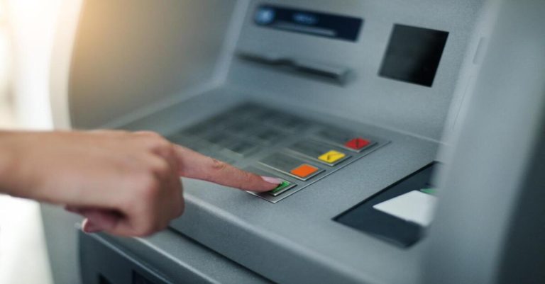 Bancos deixarão de oferecer transferências via DOC e TEC até fevereiro de 2024