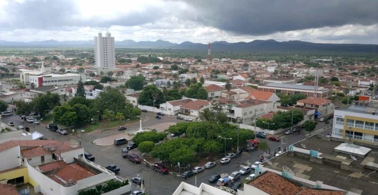Prefeito da PB é condenado à prisão por agredir ex-namorada