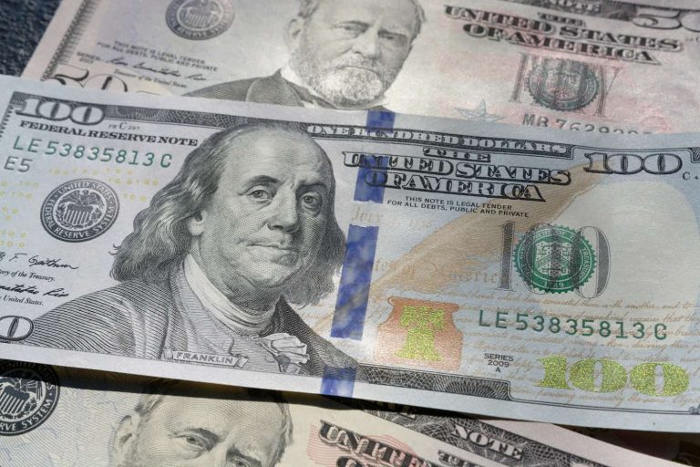 Dólar fecha em alta, após anúncio da Petrobras e com foco em regra fiscal e teto da dívida dos EUA