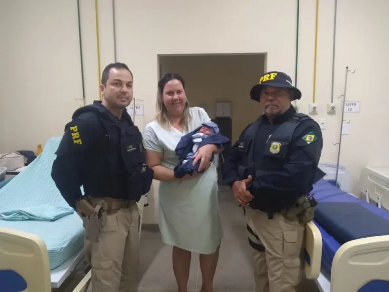 Bebê nasce dentro de carro com ajuda de agentes da PRF na PB