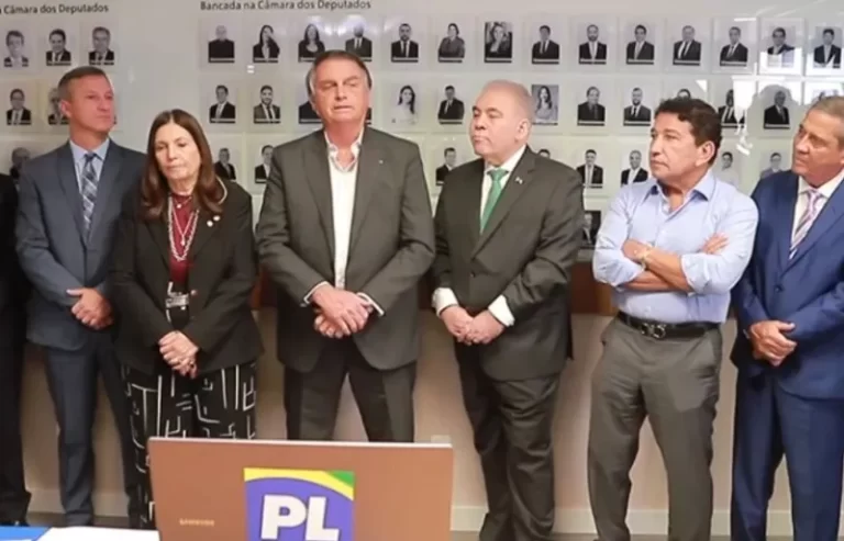 Ex-ministro de Bolsonaro se filia ao PL para ser candidato em JP; ex-presidente deseja sorte