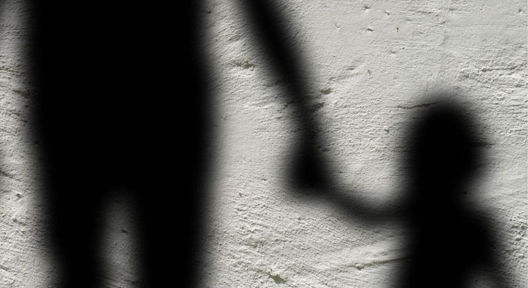 Pai e irmãos são detidos suspeitos de estuprar meninas de 7 e 3 anos na Paraíba