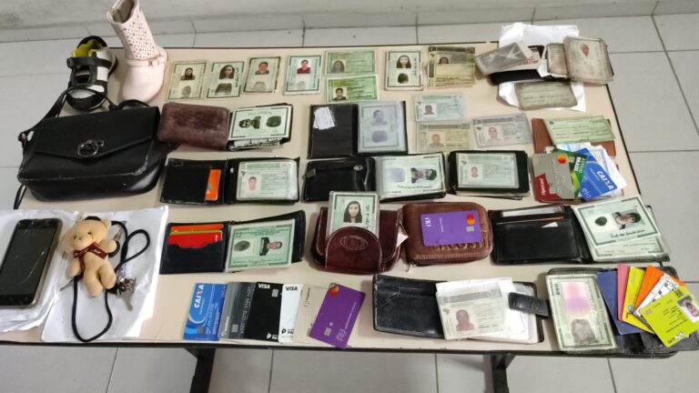 ACHADOS E PERDIDOS: Serviço da PMCG aguarda visita de forrozeiros que perderam pertences no Parque do Povo durante o São João