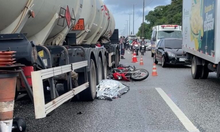 Estudante morre após perder controle de moto e bater em carreta, em JP