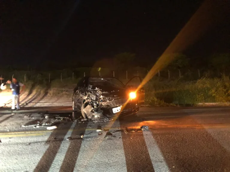 Mulher é atropelada ao tentar fotografar acidente entre carro e caminhão, em CG