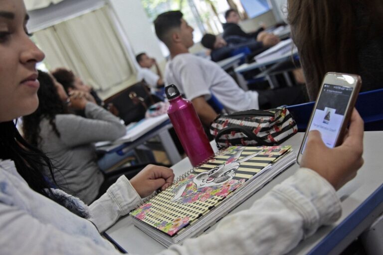 Projeto de lei proíbe uso de celular em sala de aula de escolas de JP