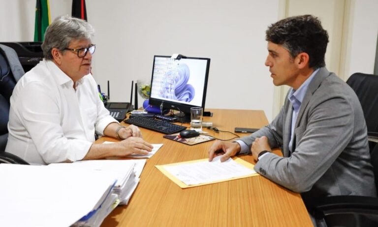 Após encontro, João Azevêdo abre as portas para composição política com Tovar