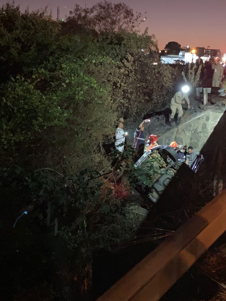 Motorista morre após atropelar pedestre e carro cair de ponte na BR-230