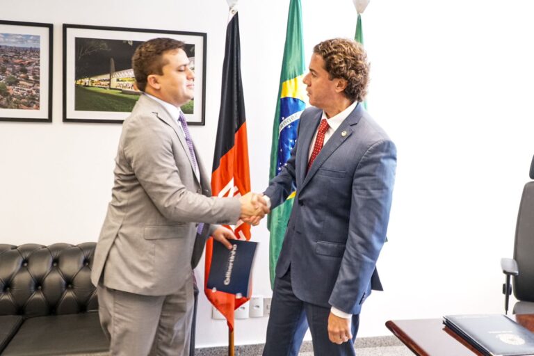 Após Veneziano anunciar apoio de Gilbertinho para sua reeleição, deputado desmente e avisa que primeiro vai conversar com João Azevêdo