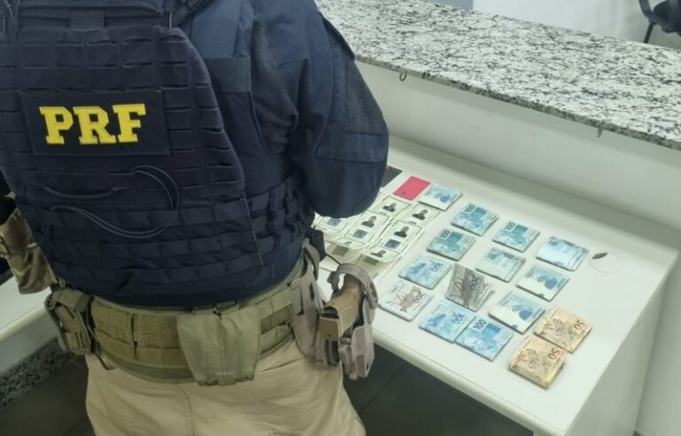 Operação da PRF prende três homens e apreende mais de R$ 14 mil e 19 documentos falsos