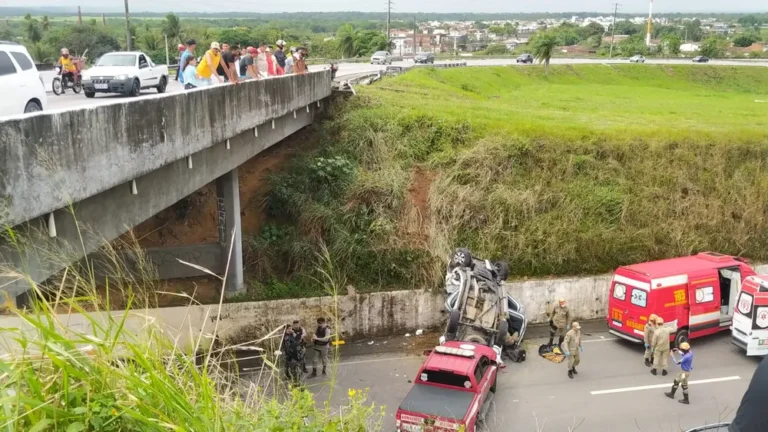 Mulher morre e outras duas pessoas ficam feridas após carro cair de viaduto na Grande JP