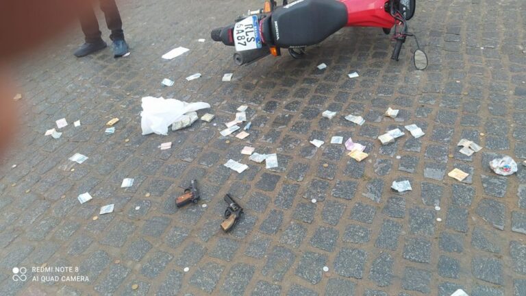 Dinheiro fica espalhado em rua após perseguição na PB e suspeitos são baleados