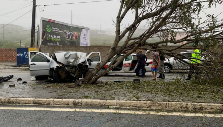 Dupla de criminosos perde controle de carro após assalto em CG