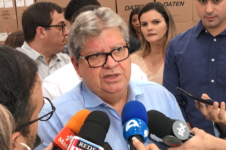 João Azevêdo elogia Romero, mas diz que ainda não ouviu desejo de aliança e candidatura em CG