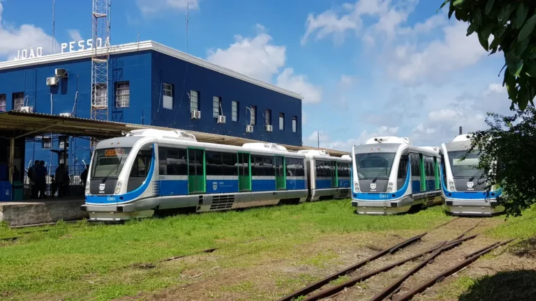 Homem é atropelado por trem ao usar passagem clandestina em JP