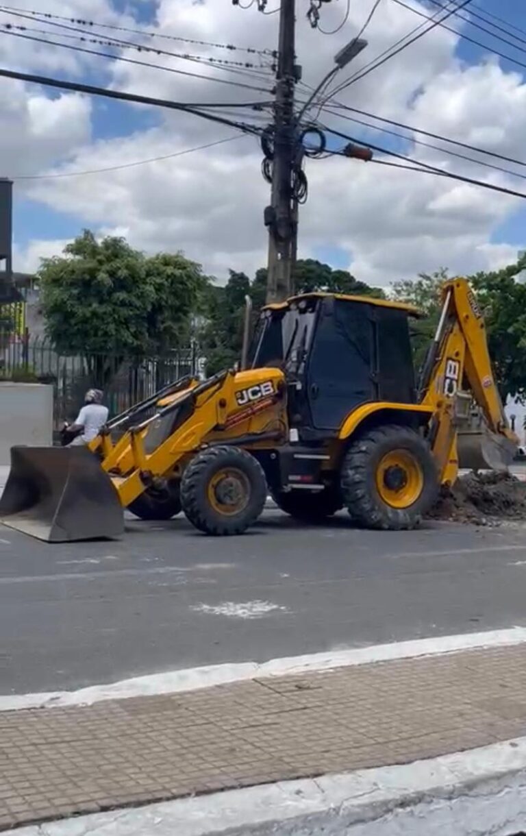 Rua é parcialmente interditada no centro de CG para serviço da Cagepa
