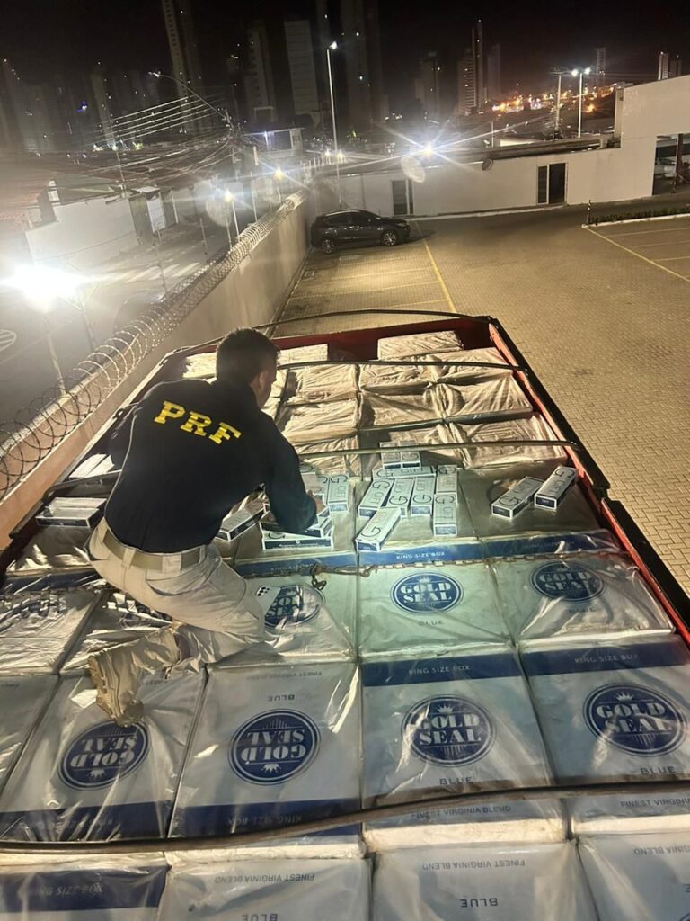 PRF apreende carga de cigarros contrabandeados avaliada em R$ 1 mil