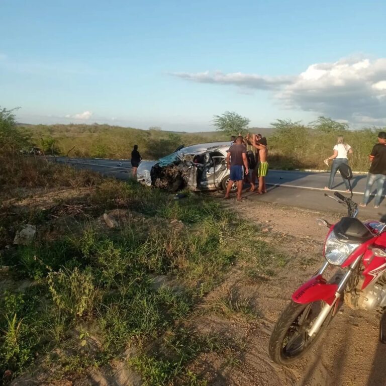 Homem morre e quatro pessoas ficam feridas em acidente entre carro e caminhão-cegonha, na PB