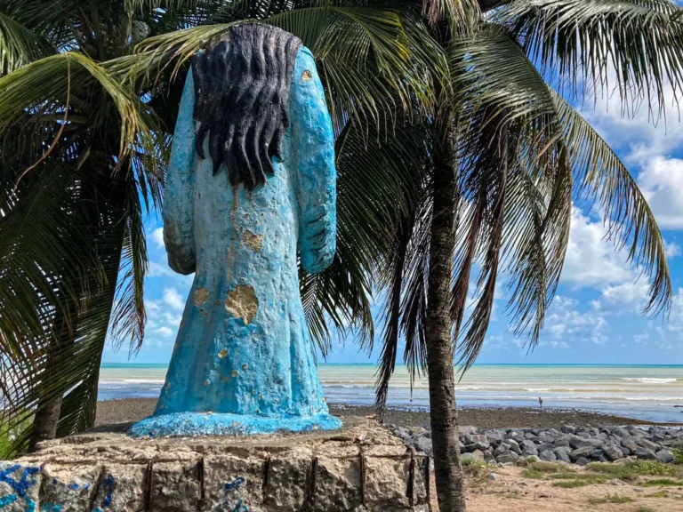Estátua de Iemanjá está decapitada há 8 anos na PB, fórum associa falta de solução a ser “uma religião de pretos”