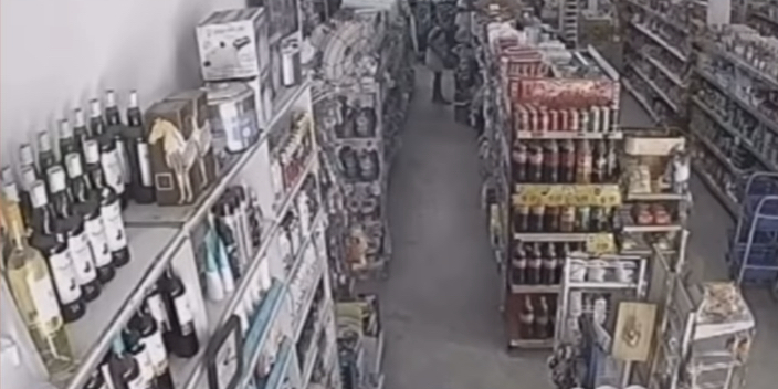Câmeras mostram mulher acusada de furtar mercadinho em Campina Grande